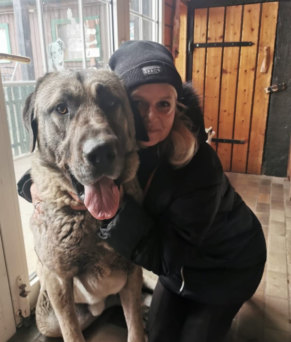 Trainerin zeigt Leinenführung mit Hund