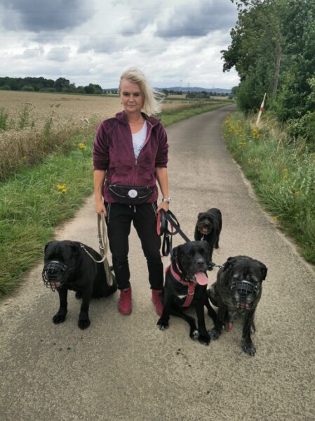 Porträt einer Leiterin im Tierschutz mit Hund